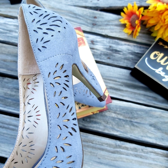 Super Deal Buy One Pair Size 6 Get Other Free Unisa Pumps - Picture 3 of 16